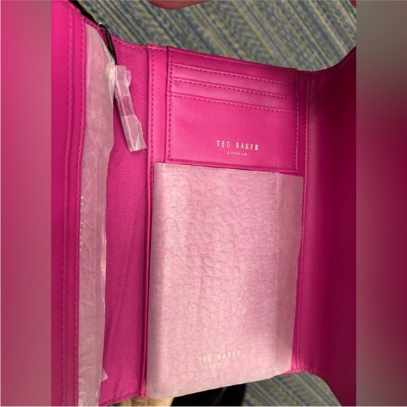 NWT Ted Baker Fuchsia Croc-Embossed Abbiss Wallet
Immitation Croc - Picture 2 of 4